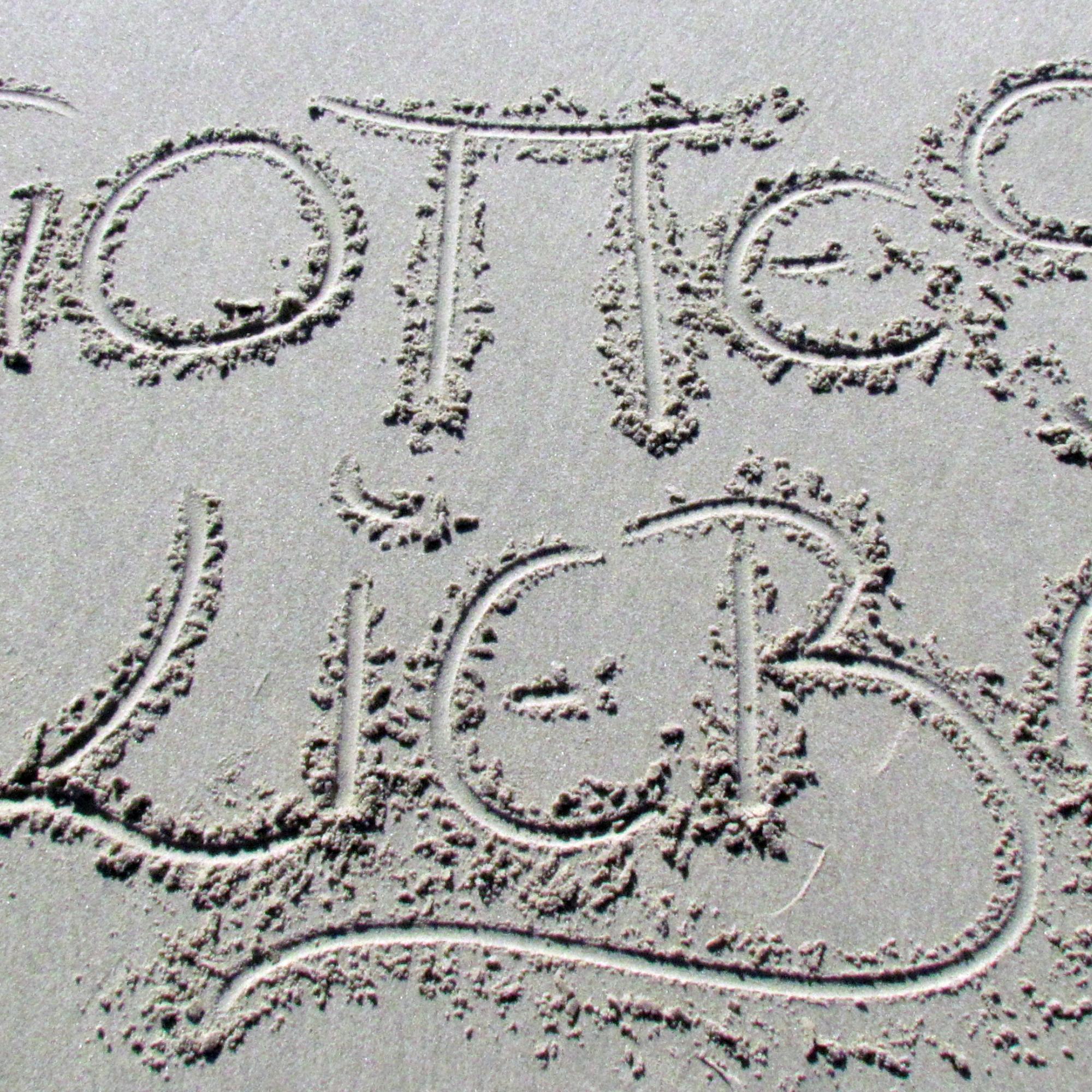 Schrift-im-Sand-Gottes-Liebe